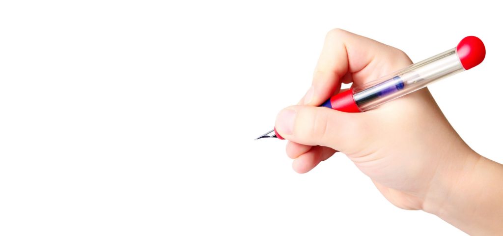 Main d’enfant tenant un crayon