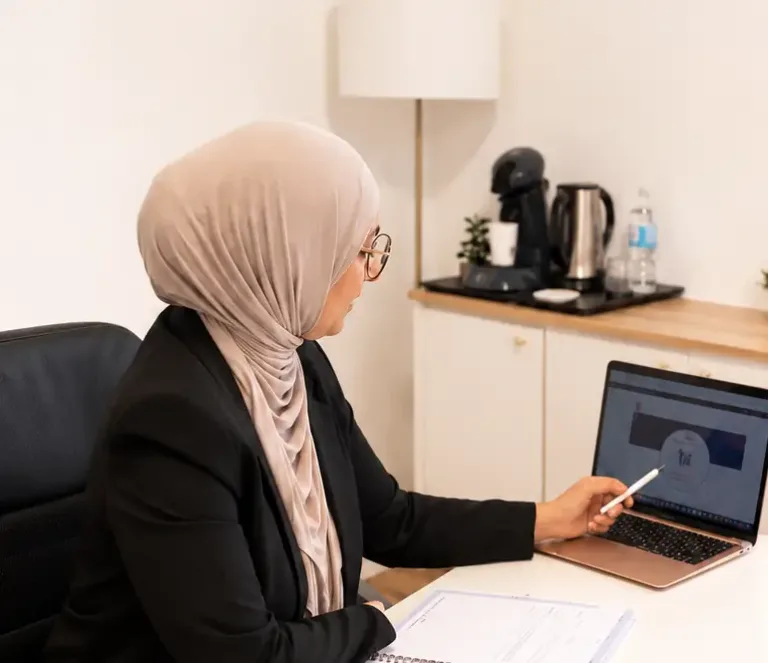 Halima El Fakir, graphopédagogue, dans son cabinet de Bondoufle
